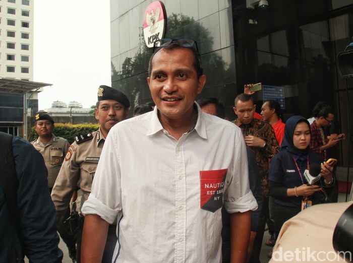Wamenkumham Eddy Omar Syarif Hiariej berbicara kepada wartawan usai diperiksa KPK soal aduan gratifikasi senilai Rp 7 miliar yang dilayangkan oleh IPW.