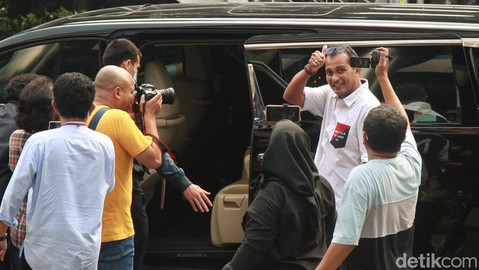 Momen Wamenkumham Klarifikasi soal Aduan Gratifikasi di KPK Wamenkumham Eddy Omar Syarif Hiariej berbicara kepada wartawan usai diperiksa KPK soal aduan gratifikasi senilai Rp 7 miliar yang dilayangkan oleh IPW.