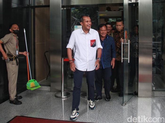 Wamenkumham Eddy Omar Syarif Hiariej berbicara kepada wartawan usai diperiksa KPK soal aduan gratifikasi senilai Rp 7 miliar yang dilayangkan oleh IPW.