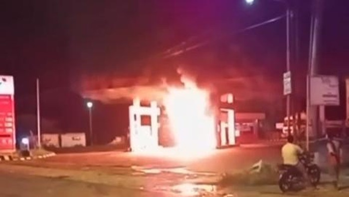 motor terbakar di spbu tuban