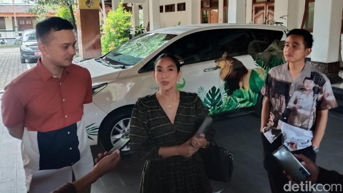 Nicholas Saputra dan Happy Salma temui Gibran Rakabuming Raka di Balai Kota Solo, Senin (20/3/2023).