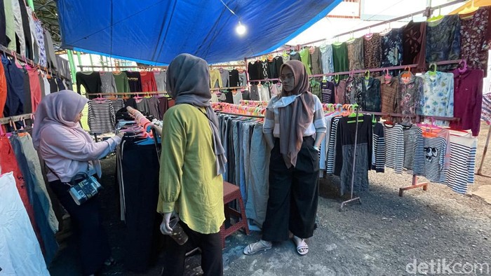 Pembeli pakaian bekas impor atau pakaian cap karung (cakar) di Pasar Senggol Kota Parepare, Sulawesi Selatan (Sulsel).