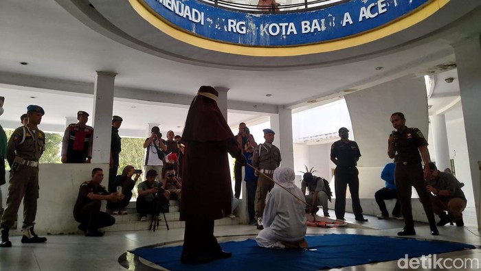 Pasangan selingkuh di Aceh diberi hukuman cambuk. Pasangan selingkuh di Aceh diberi hukuman cambuk.