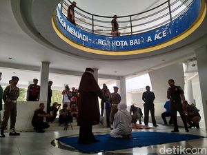 Digerebek Istri Mesum dengan Selingkuhan, Pria di Aceh Dicambuk