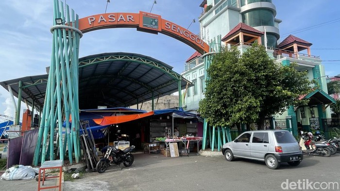 Pasar Senggol di Kota Parepare, Sulsel jadi tempat yang banyak menjual pakaian bekas impor.