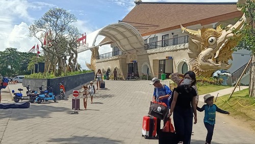 Beberapa wisatawan tengah meninggalkan kawasan Pelabuhan Sanur, Denpasar, Bali pada Senin (20/3/2023) siang.
