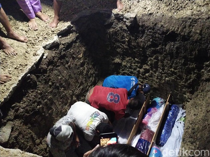 Pemakaman jenazah Syabda Perkasa Belawa, ibunya, dan neneknya dalam satu liang lahad di Sragen, Senin (20/3/2023) sore.