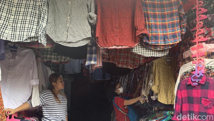 Pembeli saat memilih baju monza di Pasar Sambu Medan. (Kartika/detikSumut)