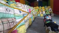 Penampakan 824 bal pakaian bekas yang diimpor ilegal (Foto: Deny Prastyo Utomo/detikJatim)