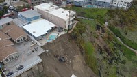 Foto udara menunjukkan tanah longsor di San Clemente, Orange County, California, AS, Rabu (15/3/2023). Sekitar dua lusin orang terpaksa mengungsi dari gedung apartemen California Selatan yang terancam oleh bukit tepi laut yang runtuh. Orange County Fire Authority/Reuters