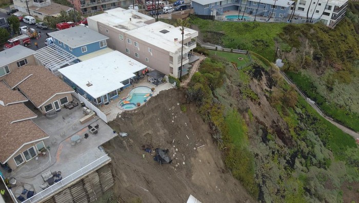 General view of a landslide in San Clemente, Orange County, California, U.S., March 15, 2023, in this handout picture. Orange County Fire Authority/Handout via REUTERS    THIS IMAGE HAS BEEN SUPPLIED BY A THIRD PARTY. NO RESALES. NO ARCHIVES. MANDATORY CREDIT