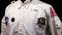 Jaket coverall dalam penerbangan menampilkan lambang misi Apollo 11 yang bersejarah dan E. Aldrin untuk nama depan lengkapnya, Edwin. Timothy A Clary/AFP via Getty Images.