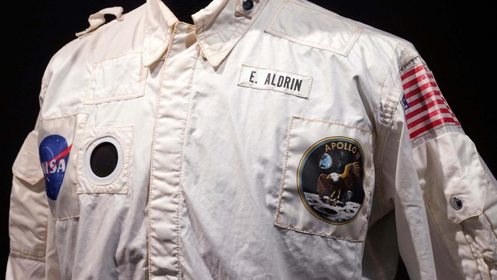 Jaket coverall astronot Buzz Aldrin yang dilelang telah laku $2.772.500 atau setara Rp 41,5 miliar (kurs Rp 15.370/US$). Jaket itu dikenakan Buzz Aldrin ketika menginjakkan kaki di bulan.
