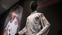 Jaket itu terbuat dari serat silika tahan api dan dirajut rapat yang disebut Kain Beta. Alexi Rosenfeld/Getty Images.