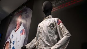Penampakan Jaket Astronot yang Laku Dilelang Rp 41,5 M