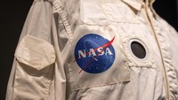 Jaket itu adalah bagian dari harta karun memorabilia pribadi dan barang-barang bersejarah NASA dari kariernya dan diperkirakan akan terjual hingga US$ 2 juta. Pakaian itu ditawar selama hampir 10 menit, menurut Sothebys. Alexi Rosenfeld/Getty Images.