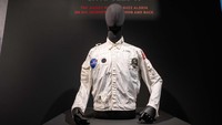 Jaket yang dikenakan oleh pensiunan astronot Buzz Aldrin ketika menginjakkan kaki di bulan terjual dengan harga memecahkan rekor $2.772.500 atau setara Rp 41,5 miliar (kurs Rp 15.370/US$) pada hari Selasa, kurang dari seminggu setelah ulang tahun ke-53 pendaratan. Alexi Rosenfeld/Getty Images.