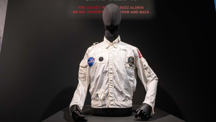 Jaket coverall astronot Buzz Aldrin yang dilelang telah laku $2.772.500 atau setara Rp 41,5 miliar (kurs Rp 15.370/US$). Jaket itu dikenakan Buzz Aldrin ketika menginjakkan kaki di bulan.