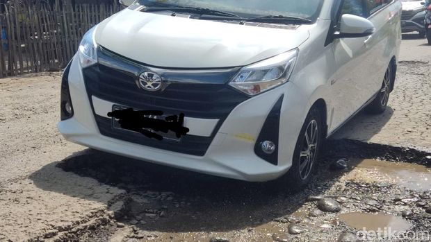 Penampakan Jalan Poros Pattalassang, Gowa yang rusak parah.