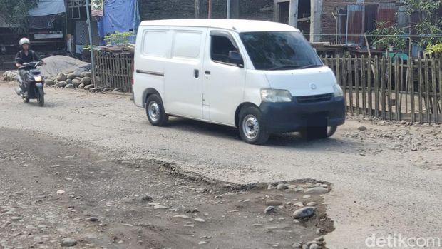 Penampakan Jalan Poros Pattalassang, Gowa yang rusak parah.