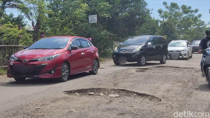 Penampakan Jalan Poros Pattalassang, Gowa yang rusak parah.