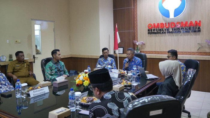 Penyerahan piagam penghargaan kepatuhan pelayanan publik kepada 8 pemda di Kantor Ombudsman.