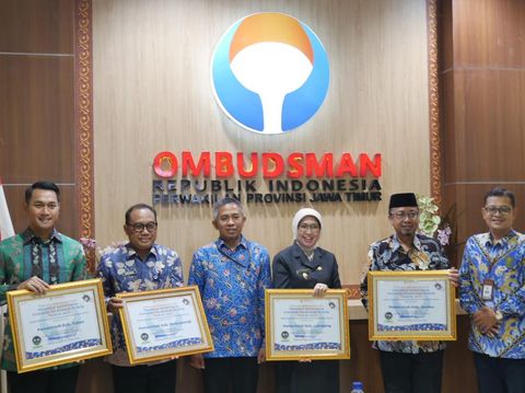 Penyerahan piagam penghargaan kepatuhan pelayanan publik kepada 8 pemda di Kantor Ombudsman.