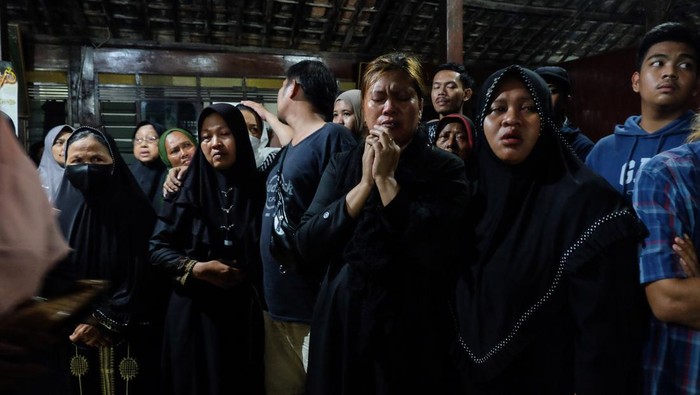 PERMAKAMAN PEBULUTANGKIS SYABDA BELAWA PERKASA Warga menurunkan jenazah pebulutangkis tunggal putra Pelatnas CIpayung, Syabda Perkasa Belawa ke liang lahat saat permakaman di Dukuh Karaban, Desan Sumber Rejo, Kecamatan Mondokan, Sragen, Jawa Tengah, Senin (20/3/2023). Syabda bersama ibunya Anik Susilowati meninggal dunia dalam kecelakaan di jalan tol Pemalang, Jawa Tengah, Senin (20/3/2023) dini hari. ANTARAFOTO/Maulana Surya/nym.