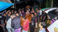 Warga membawa peti jenazah pebulutangkis tunggal putra Pelatnas Cipayung, Syabda Perkasa Belawa untuk dikebumikan di permakaman umum Dukuh Karaban, Desan Sumber Rejo, Kecamatan Mondokan, Sragen, Jawa Tengah, Senin (20/3/2023).