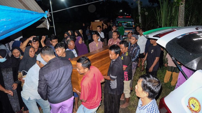 Warga menurunkan jenazah pebulutangkis tunggal putra Pelatnas CIpayung, Syabda Perkasa Belawa ke liang lahat saat permakaman di Dukuh Karaban, Desan Sumber Rejo, Kecamatan Mondokan, Sragen, Jawa Tengah, Senin (20/3/2023). Syabda bersama ibunya Anik Susilowati meninggal dunia dalam kecelakaan di jalan tol Pemalang, Jawa Tengah, Senin (20/3/2023) dini hari. ANTARAFOTO/Maulana Surya/nym.