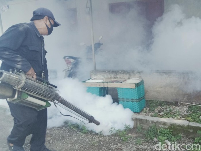 Petugas Dinkes Klaten melakukan fogging beberapa waktu lalu. Foto diunggah Senin (20/3/2023).