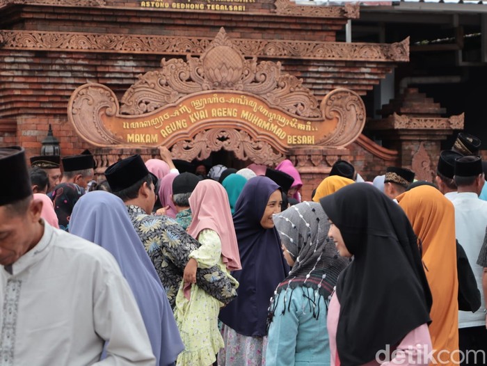 Peziarah di makam Kiai Ageng Muhammad Besari Ponorogo