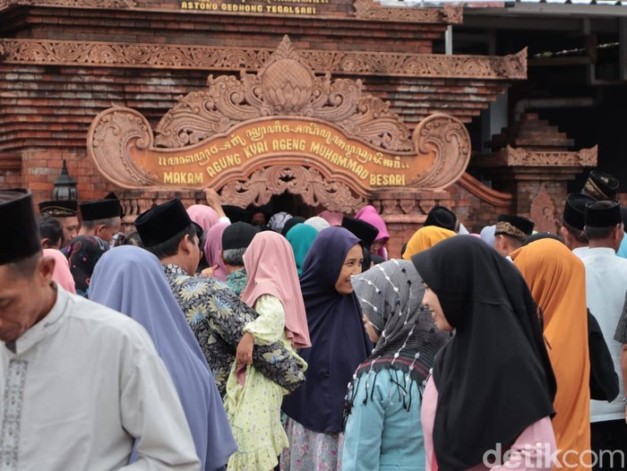 Peziarah di makam Kiai Ageng Muhammad Besari Ponorogo