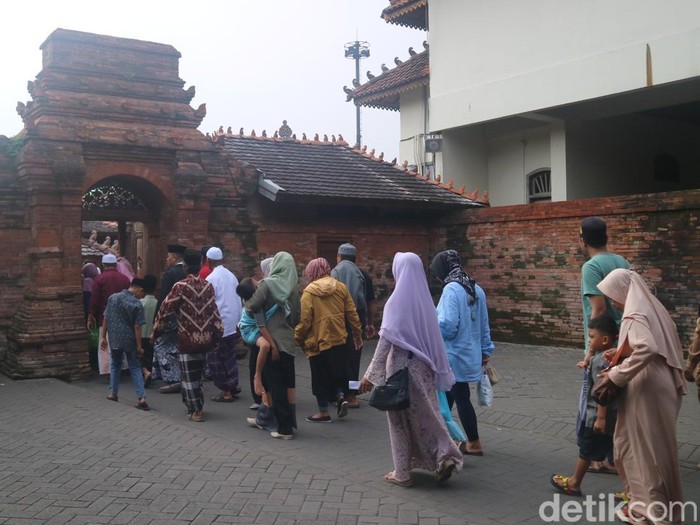 Peziarah makam Sunan Kudus di Kabupaten Kudus, Jawa Tengah, Senin (20/3/2023).