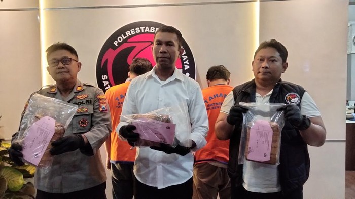 Polisi memerkan ganja 3 kg dan dua tersangka saat ditangkap