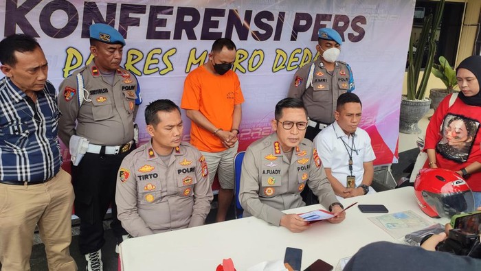 Polisi menangkap pria yang menendang sepeda motor yang dikendarai dosen UI. Akibat tendangan pelaku, korban terjatuh dari motor dan terluka. (dok Istimewa)