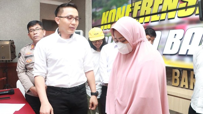 Polisi menggelar konferensi pers kasus penggelapan uang nasabah KSP Karya Bhakti Batam. (Dok Polresta Balerang)