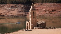 Ini dia penampakan sebuah gereja berusia 1.000 tahun bernama Sant Roma yang muncul kembali dari tepi Waduk Sau saat kekeringan ekstrem melanda Spanyol. Foto ini dijepret pada 15 Maret 2023 lalu.