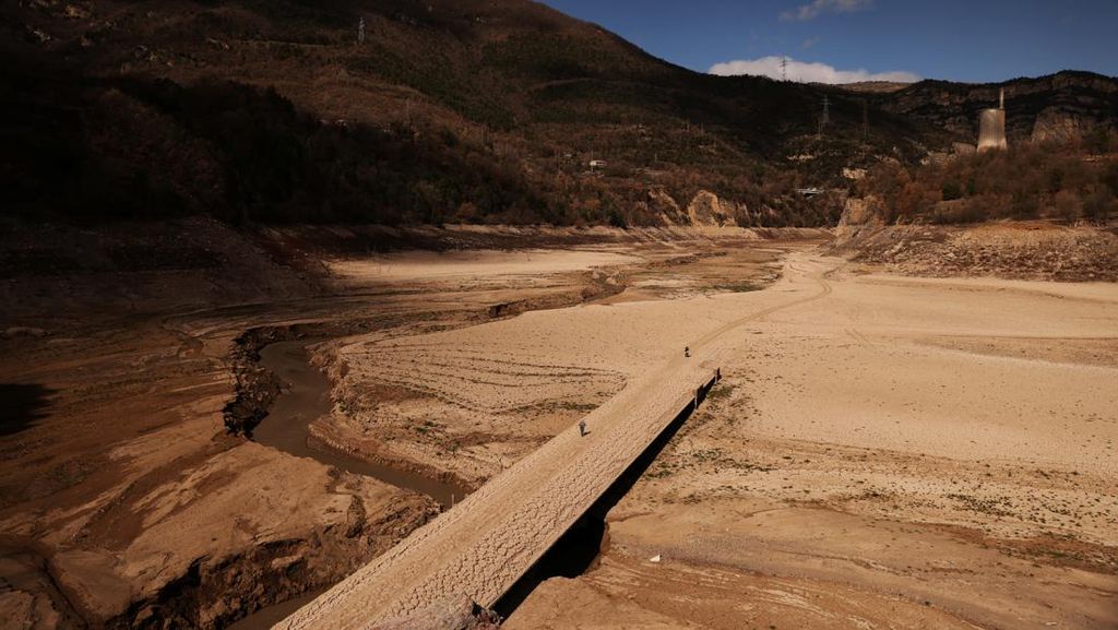 Potret Kekeringan Ekstrem Waduk di Spanyol, Desa Tenggelam Muncul Lagi