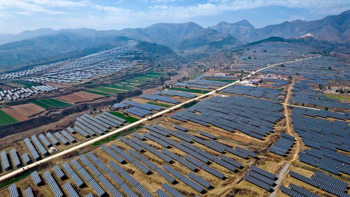 Potret Pegunungan di China yang Diselimuti Ladang Panel Surya Pangkalan pembangkit listrik Fotovoltaik Ximo terletak di Kota Yuncheng, China. Hamparan panel surya terbentang bak menyelimuti pegunungan.