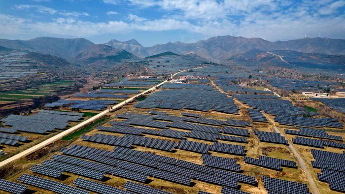 Pangkalan pembangkit listrik Fotovoltaik Ximo terletak di Kota Yuncheng, China. Hamparan panel surya terbentang bak menyelimuti pegunungan.