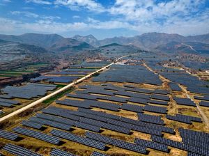 Potret Pegunungan di China yang Diselimuti Ladang Panel Surya