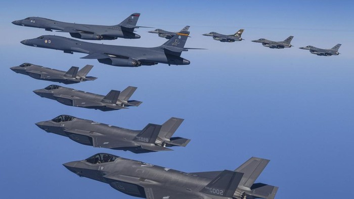 In this photo provided by South Korea Defense Ministry, U.S. Air Force B-1B bombers, center, fly in formation with South Korea's Air Force F-35A fighter jets and U.S. Air Force F-16 fighter jets, bottom left, over the South Korea Peninsula during a joint air drill in South Korea, Sunday, March 19, 2023. North Korea launched a short-range ballistic missile toward the sea on Sunday, its neighbors said, ramping up testing activities in response to U.S.-South Korean military drills that it views as an invasion rehearsal. (South Korea Defense Ministry via AP)