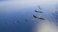 Dalam foto yang disediakan oleh Kementerian Pertahanan Korea Selatan, pesawat pembom B-1B Angkatan Udara A.S. (tengah) terbang dalam formasi dengan jet tempur F-35A Angkatan Udara Korea Selatan dan jet tempur F-16 Angkatan Udara A.S. (kiri bawah), di atas Korea Selatan Peninsula selama latihan udara bersama di Korea Selatan, Minggu(19/3/2023).