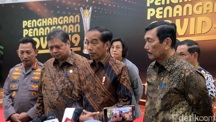 Presiden Joko Widodo (Jokowi) menjawab pertanyaan soal Menpora baru pengganti Zainudin Amali. (Eva Safitri/detikcom).