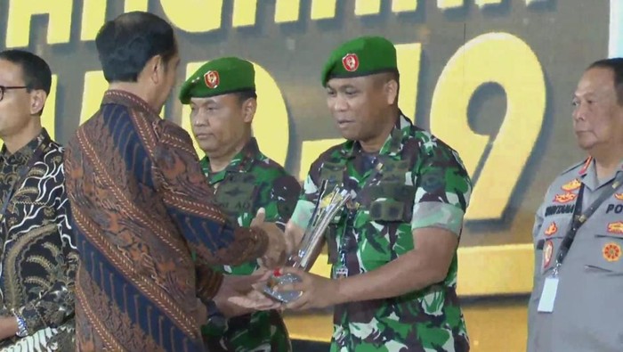 Presiden Jokowi memberikan langsung penghargaan di acara PPKM Awards 2023 (Screenshot YouTube Kementerian Kesehatan)