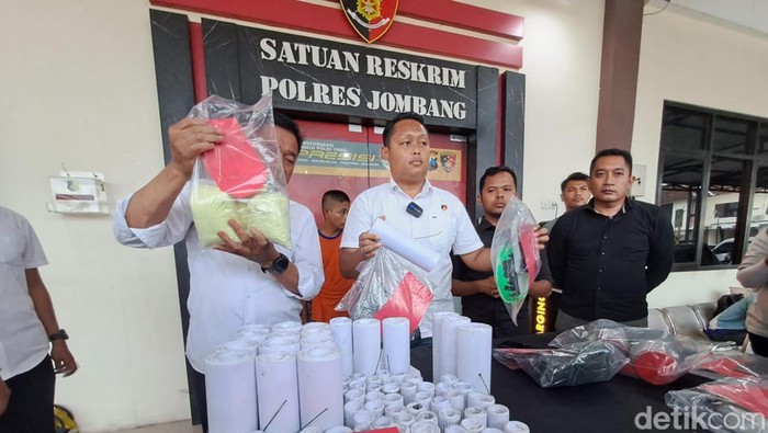 Produsen dan barang bukti obat mercon di Jombang yang diungkap