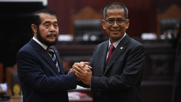 Profil Ketua dan Wakil Ketua MK