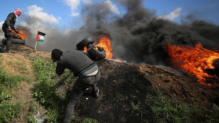 Protes Pertemuan Pejabat Israel-Palestina di Mesir, Warga Membakar Ban Pengunjuk rasa Palestina menentang pertemuan antara perwakilan Israel dan Palestina di Mesir. Mereka membakar ban di timu kota Gaza.