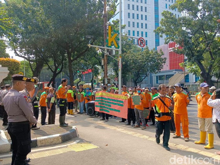 Puluhan eks PJLP menggeruduk gedung DPRD DKI Jakarta soal pembatasan usia 56 tahun (Tiara Aliya/detikcom)